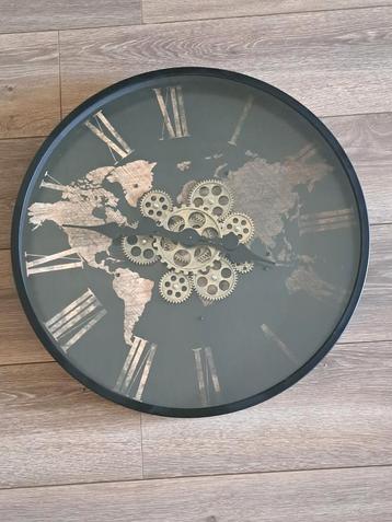 Nieuwe klok! Met draaiende tandwielen beschikbaar voor biedingen
