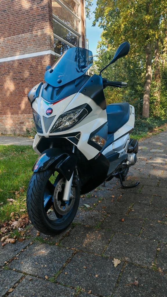 Aprilia sr max 300 motorscooter, Fietsen en Brommers, Scooters | Aprilia, Zo goed als nieuw, Overige modellen, Benzine, Ophalen