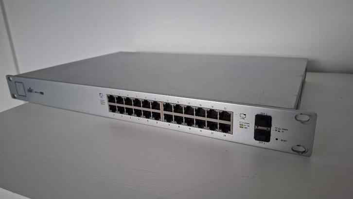 UniFi US-24-250W – 24 Gigabit PoE+ Switch (250W), Computers en Software, Netwerk switches, Gebruikt, Ophalen of Verzenden