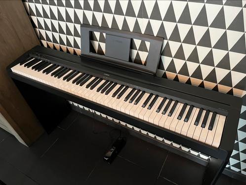 YAMAHA P45 digitale piano met onderstel en sustain pedaal, Muziek en Instrumenten, Piano's, Zo goed als nieuw, Zwart, Ophalen