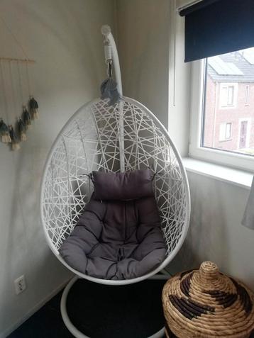 Witte Schommelstoel met Kussen beschikbaar voor biedingen