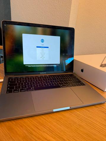 Apple MacBook Pro 13.3”/256 GB SSD/8Gb/Intel Core i5 beschikbaar voor biedingen