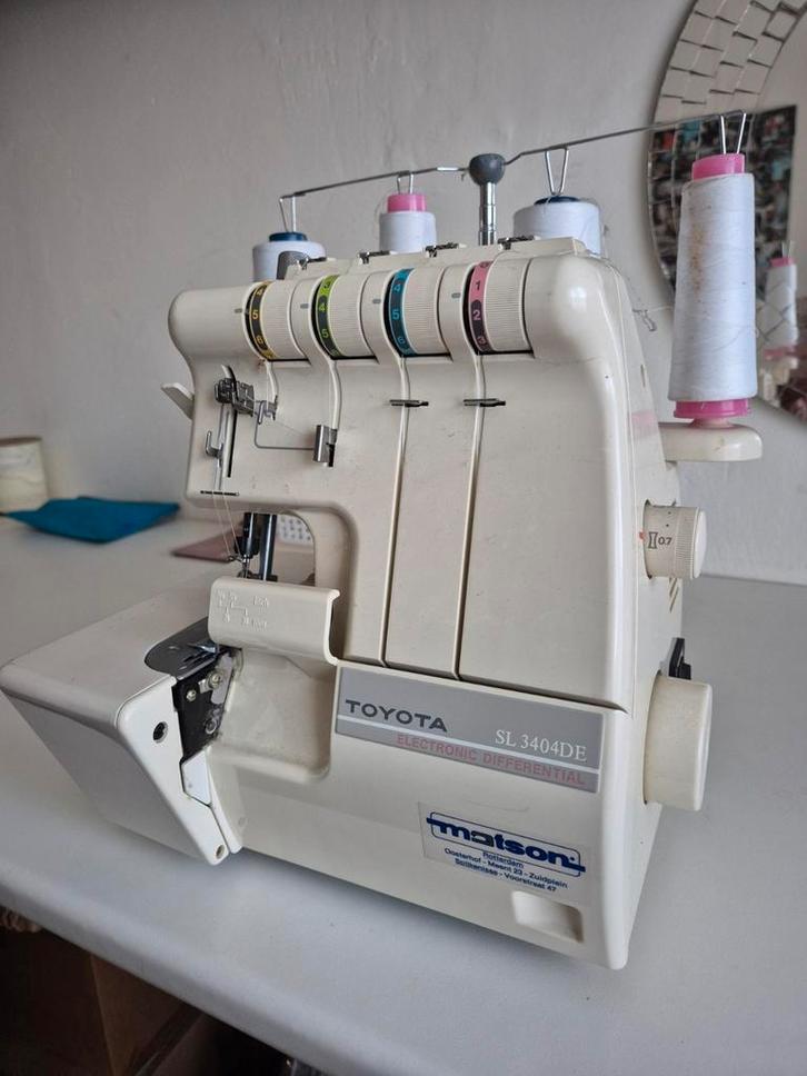 Toyota Lockmachine SL 3404DE - Zonder voetpedaal, Hobby en Vrije tijd, Naaimachines en Toebehoren, Ophalen