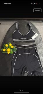 ALO Yoga Set - Zwart met Witte Details, Kleding | Dames, Sportkleding, Maat 38/40 (M), Zwart, Nieuw, Ophalen of Verzenden