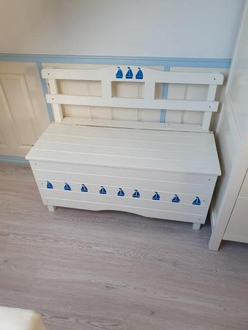 Houten bank met klepzitting beschikbaar voor biedingen