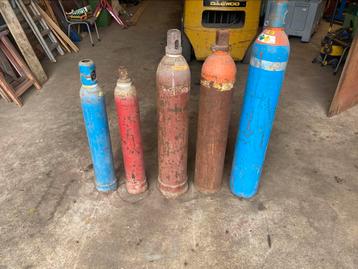 Lege gas en zuurstoflessen voor decoratie of carbidbus beschikbaar voor biedingen