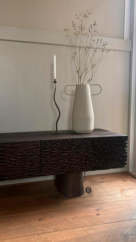 NIEUW Prachtig Crumble Carved tv meubel, Huis en Inrichting, Tafels | Salontafels, Zo goed als nieuw, Minder dan 50 cm, 150 tot 200 cm