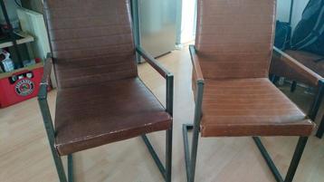 Vier eetkamerstoelen gratis af te halen