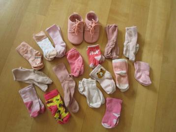 1 paar baby schoentjes + 16 paar sokjes beschikbaar voor biedingen