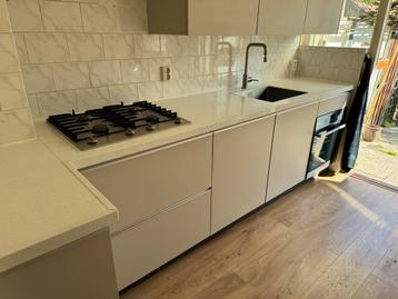 Keuken met composiet blad en apparatuur beschikbaar voor biedingen