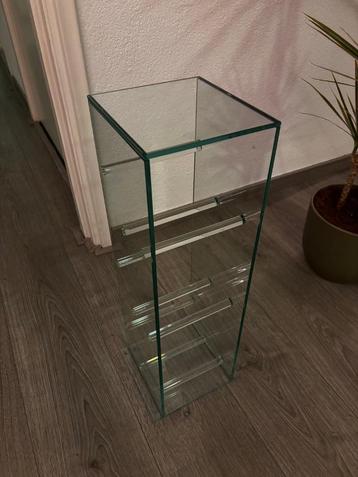 Glazen cd-rek beschikbaar voor biedingen
