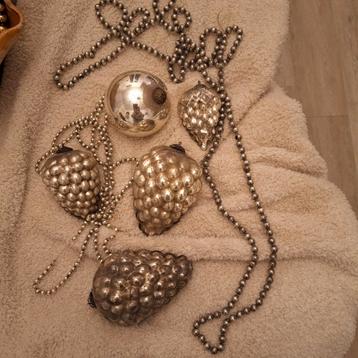 Antieke druiventrossen heksenballen zilverglas beschikbaar voor biedingen