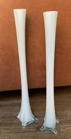 2 Mooie Lange (51cm) Witglazen Vazen, Glas, Wit, Zo goed als nieuw, 50 tot 75 cm