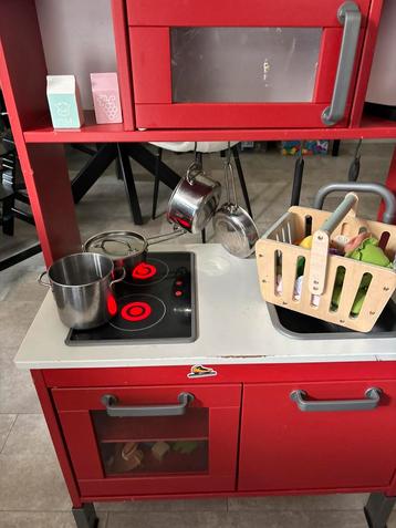 Mooie houten speelkeuken met accessoires beschikbaar voor biedingen