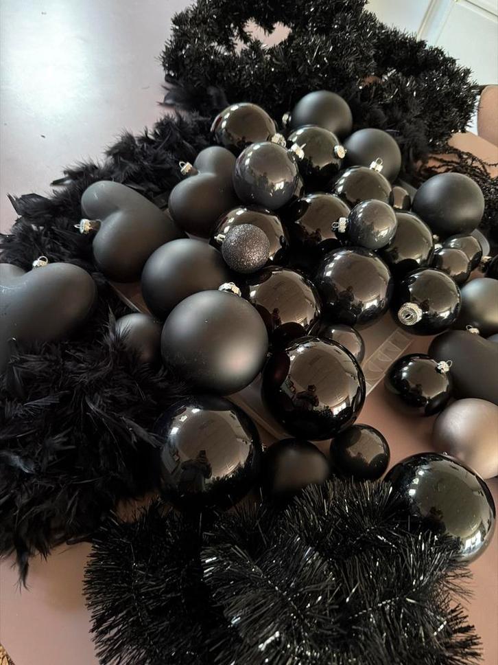Zwarte en grijze ballen, 2 x krans 2 slingers, 1 boa, Diversen, Kerst, Gebruikt, Ophalen