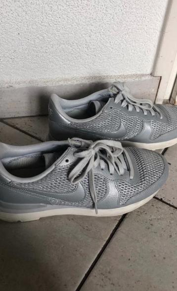 Sneakers Nike zilver beschikbaar voor biedingen