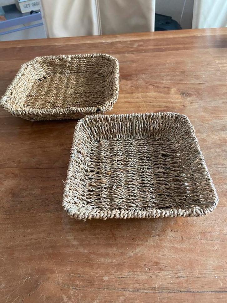 Twee manden van zeegras, Huis en Inrichting, Woonaccessoires | Schalen en Manden, Zo goed als nieuw, Mand, Vierkant, Riet, Ophalen of Verzenden