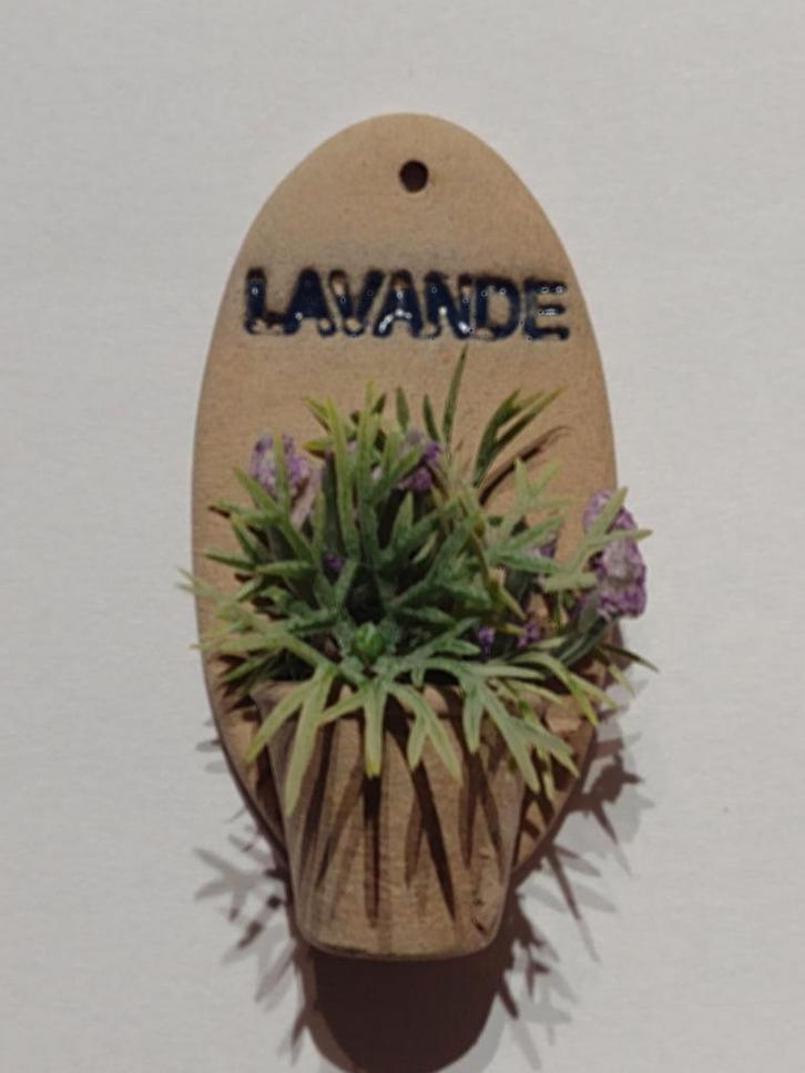 terra cotta muurpot met lavendel - Fennicole Miniatures, Verzamelen, Poppenhuizen en Toebehoren, Nieuw, Decoratie, Ophalen
