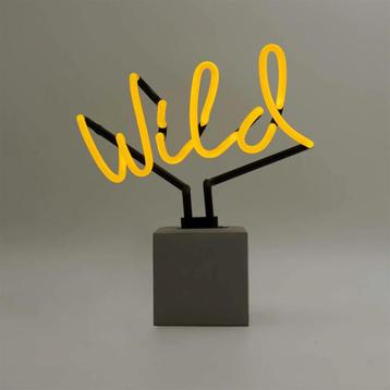 Neon verlichting WILD geel op voet beschikbaar voor biedingen