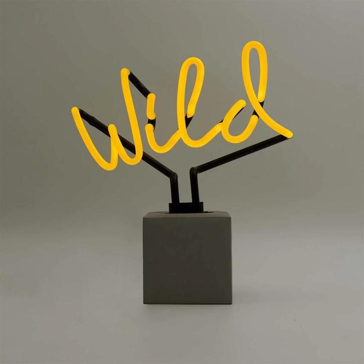 Neon verlichting WILD geel op voet, Verzamelen, Merken en Reclamevoorwerpen, Nieuw, Lichtbak of (neon) lamp, Ophalen of Verzenden