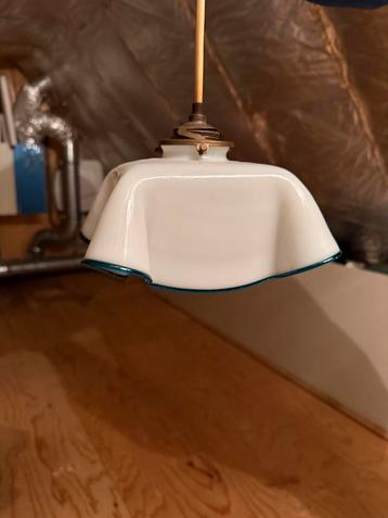 Oude hanglamp van melkglas beschikbaar voor biedingen