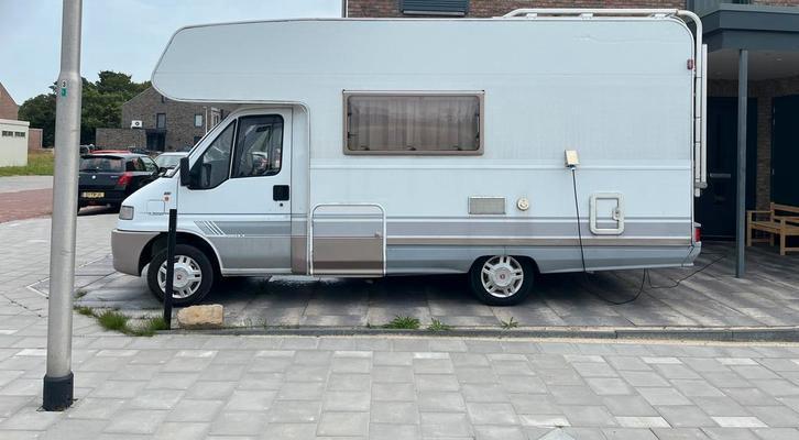 Leuke 6 persoons Dethleffs camper, Caravans en Kamperen, Caravans, Particulier, tot en met 6, Treinzit, Dethleffs, Omvormbare zithoek