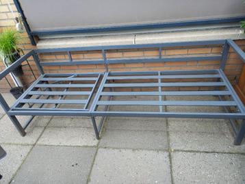 Bankjes voor buiten beschikbaar voor biedingen