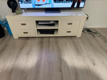 Mooie witte tv meubel  beschikbaar voor biedingen