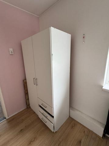 Witte kledingkast met lades – compact en praktisch beschikbaar voor biedingen
