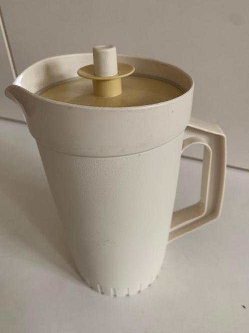 Schenkkan TUPPERWARE met deksel – nieuwstaat, Huis en Inrichting, Keuken | Tupperware, Zo goed als nieuw, Beker of Kan, Geel, Crème