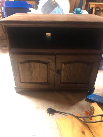 Eikenhouten TV-kastje met deurtjes beschikbaar voor biedingen