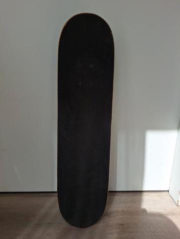 Zwart skateboard met aliën print beschikbaar voor biedingen