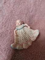 heidi ott miniaturen popje baby met handgebreide kleding 1, Verzamelen, Ophalen of Verzenden, Nieuw, Poppenhuis