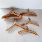 Diverse modellen  houten kledinghangers, totaal 32 stuks, Gebruikt, Volwassenen, Ophalen of Verzenden, Hout