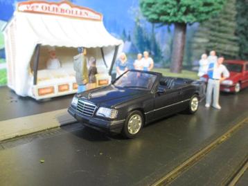 1/43 Mercedes Benz A124 320 Cabrio - Herpa nautikblau beschikbaar voor biedingen