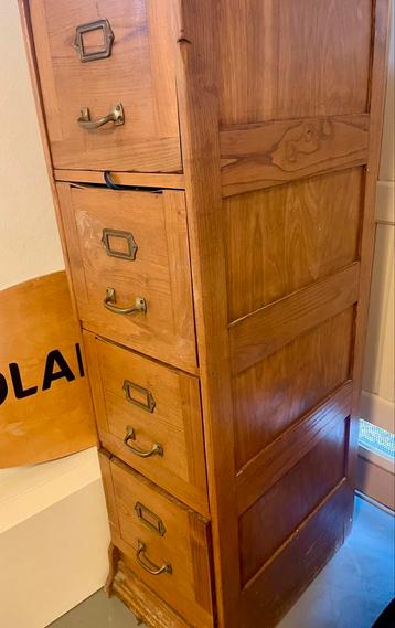 Vintage dossierkast beschikbaar voor biedingen