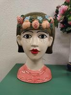 Vaas gekleurd vrouw bloemenkrans - fruit, Huis en Inrichting, Woonaccessoires | Vazen, Nieuw, Ophalen of Verzenden, Kwastjeoverkastje@gmail.com