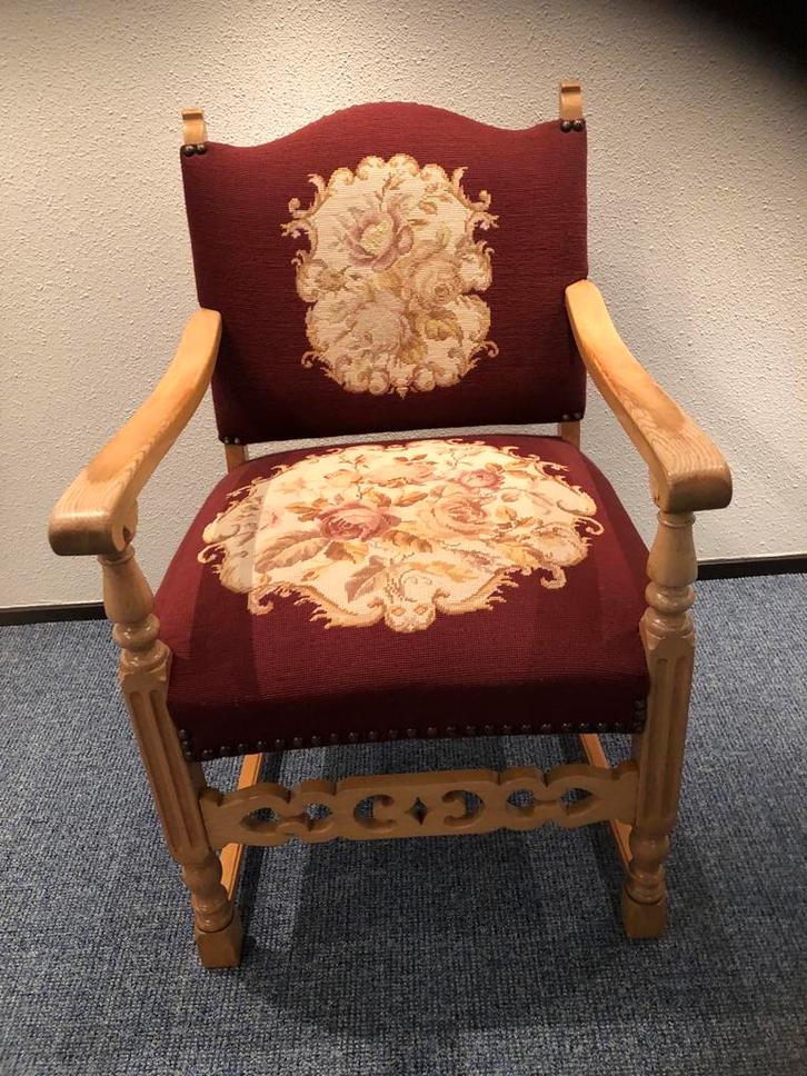 Vintage fauteuil met geborduurde details, Huis en Inrichting, Stoelen, Gebruikt, Eén, Hout, Bruin, Ophalen