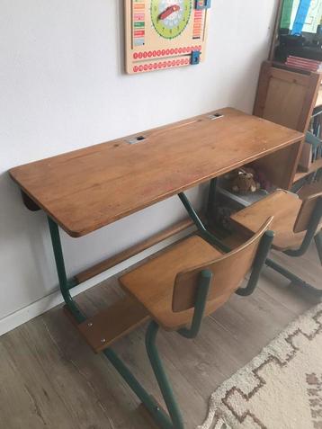 Oud schoolbankje  beschikbaar voor biedingen