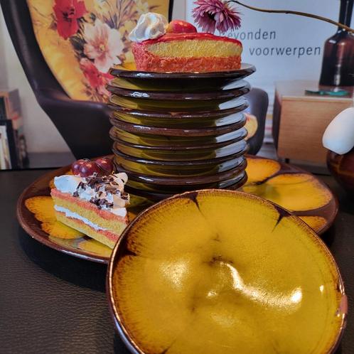 Gebakset. Fat lava. Groot bord en 9 kleine bordjes retro, Antiek en Kunst, Antiek | Servies compleet, Ophalen of Verzenden
