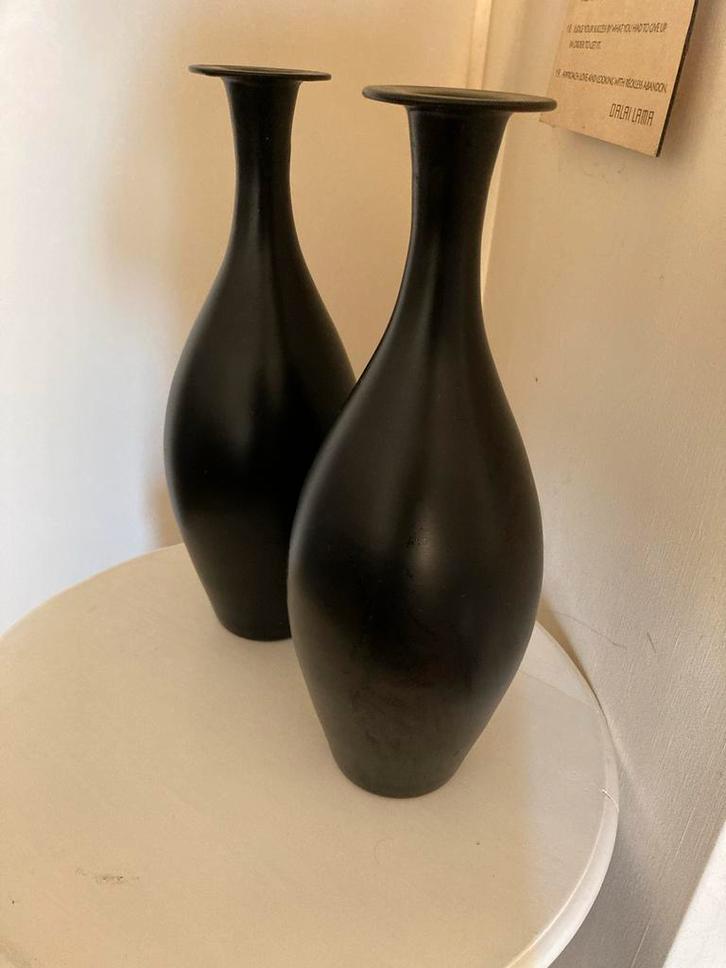 2 Zwarte Vazen in Karafvorm, Huis en Inrichting, Woonaccessoires | Vazen, Zo goed als nieuw, Zwart, Minder dan 50 cm, Aardewerk of Porselein