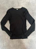 Zwarte top met roezel op de schouders 122/128, Ophalen of Verzenden, Zo goed als nieuw, Meisje, Shirt of Longsleeve