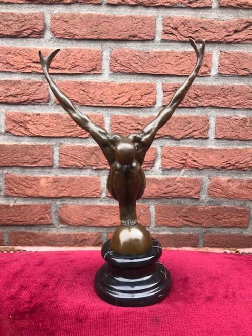 bronzen beeld: mannelijk naakt in fraaie pose, Antiek en Kunst, Kunst | Beelden en Houtsnijwerken, Ophalen of Verzenden