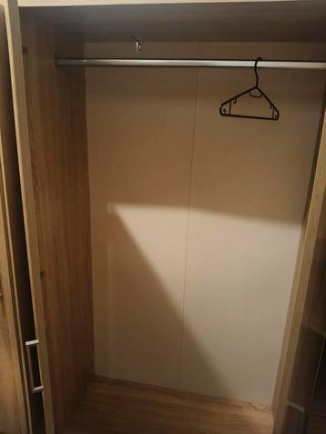 Ruime kledingkast met hang- en legruimte beschikbaar voor biedingen