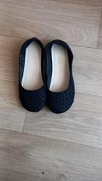 Instappers. Zwart met bloemetjes., Nieuw, Ophalen of Verzenden, Instappers, Zwart