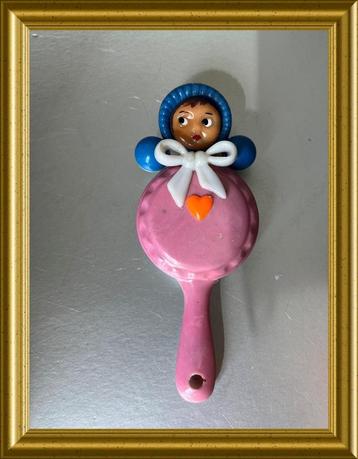 Kleine vintage rammelaar beschikbaar voor biedingen