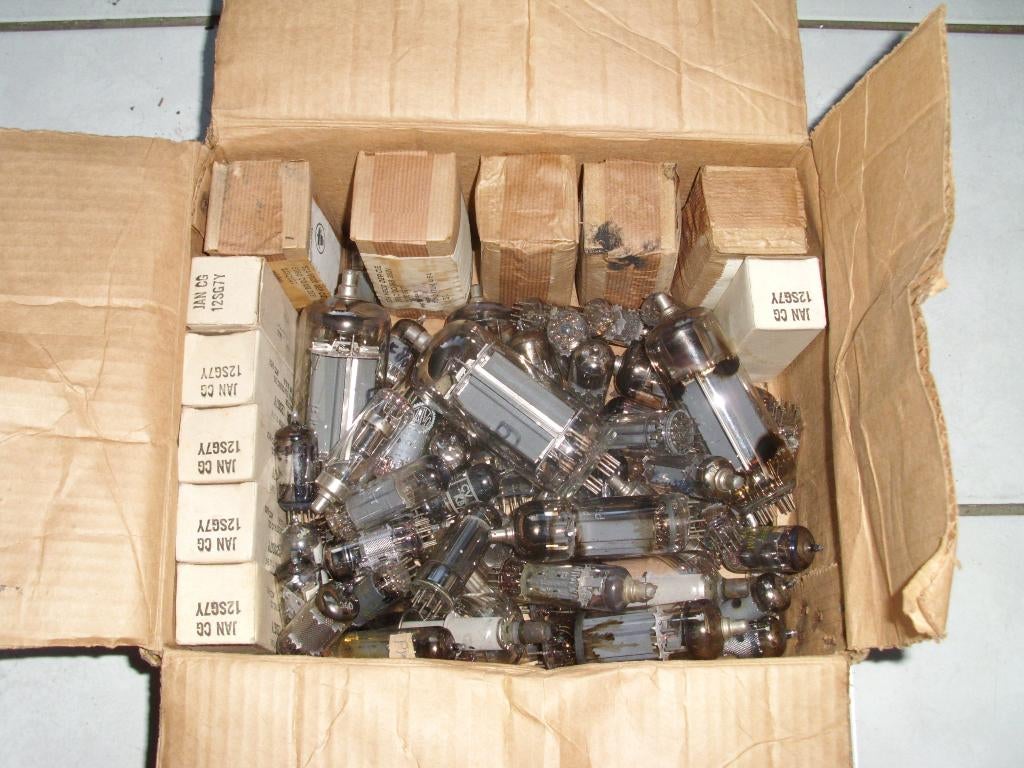 Doos met radio buizen, Antiek en Kunst, Antiek | Tv's en Audio, Ophalen of Verzenden