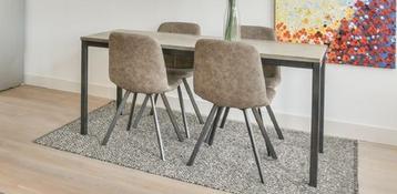 Tafel met vier stoelen te koop