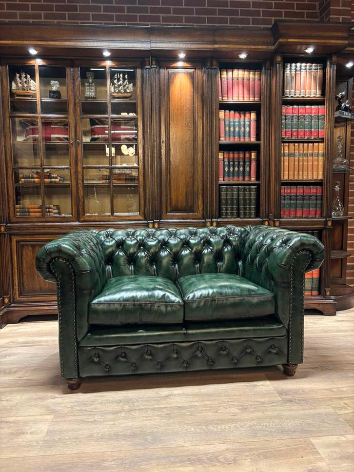 Chesterfield 2 zits antiek groen leer, Huis en Inrichting, Banken | Bankstellen, Zo goed als nieuw, Tweepersoons, 75 tot 100 cm