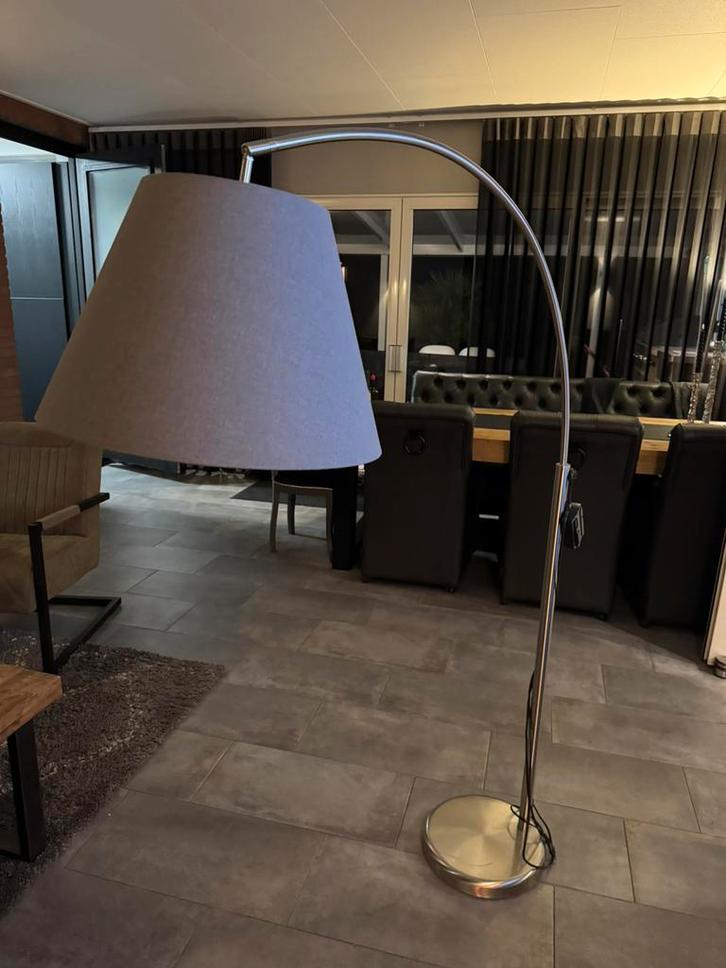 Mooie metalen booglamp met grijze kampenkap, Huis en Inrichting, Lampen | Vloerlampen, Gebruikt, 150 tot 200 cm, Metaal, Ophalen